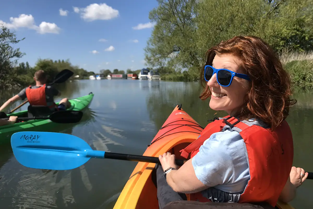 Fun with friends on the Thames copy cotswold canoe hire - cotswold lakes